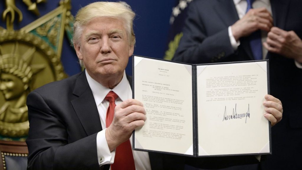 Chính quyền Tổng thống Trump hạn chế cấp visa ở 7 quốc gia